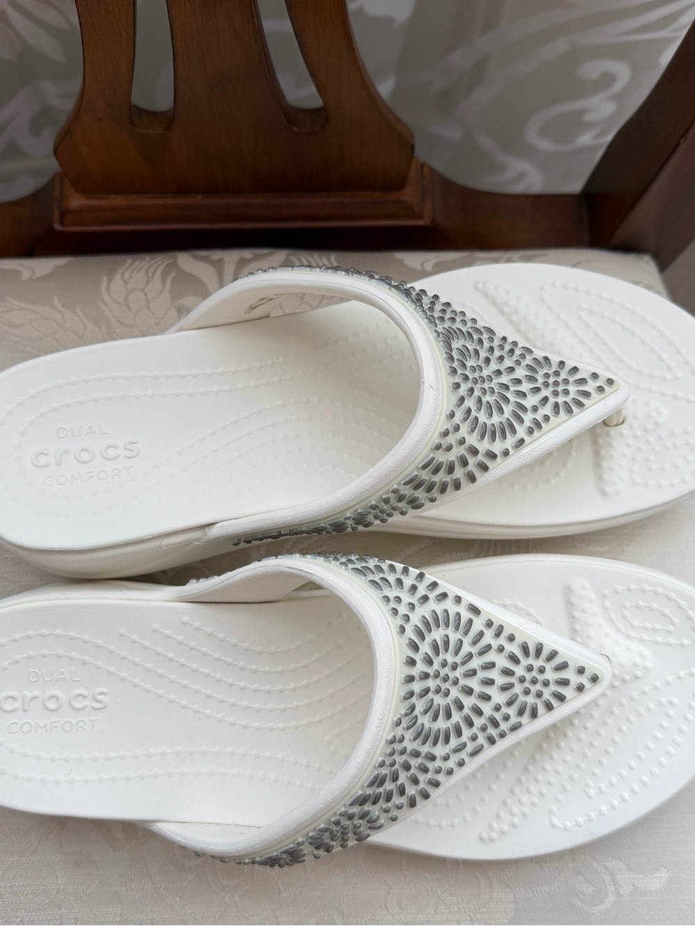 ✅NWOT✅Crocs Women’s White Wedge Flip Flops Dual Comfort Silver Embellished Size8 - Picture 3 of 9